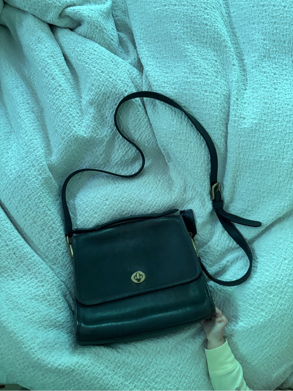 Vintage Coach Court Bag Classic Leather Crossbody Bag with Turn-Lock Closure